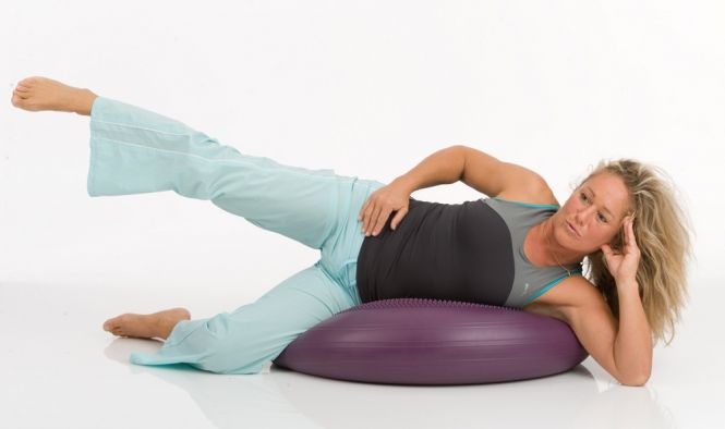 Togu Giant extreme balanskussen 80 cm paars op rug